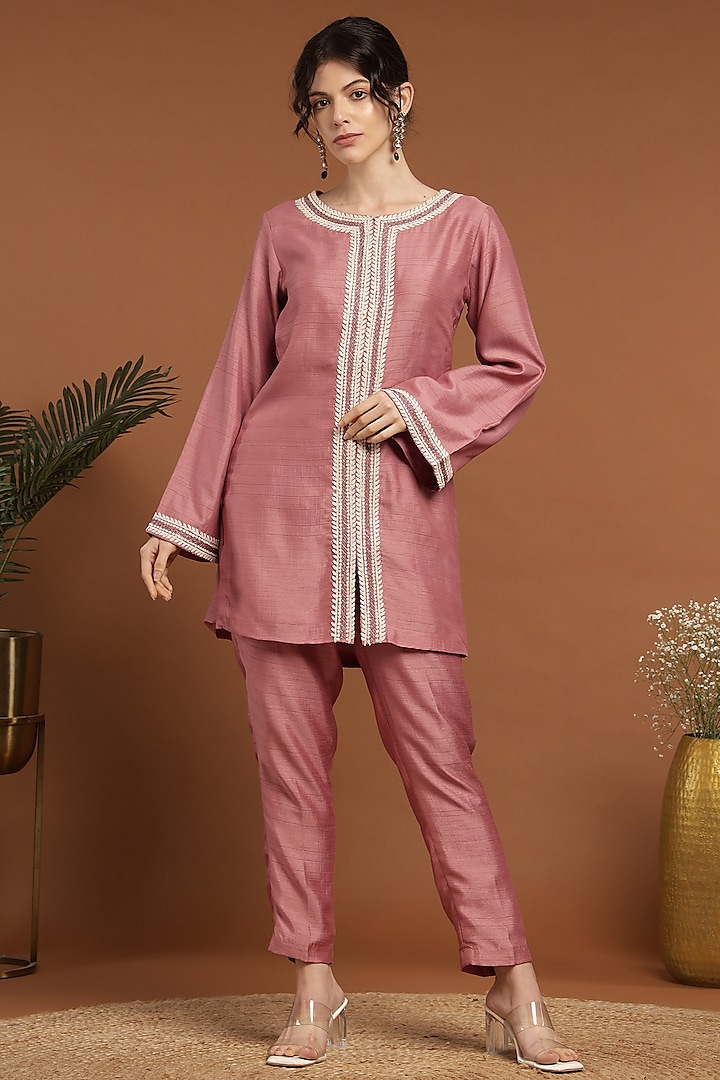 Pink Silk Hand Embroidered Kurta Set by Rirasa at Pernia's Pop Up Shop