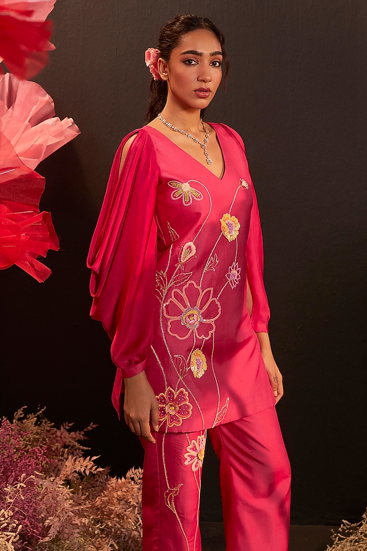 Pink Dupion Silk Hand Embroidered Kurta Set by Rishika Singh at Pernia's Pop Up Shop