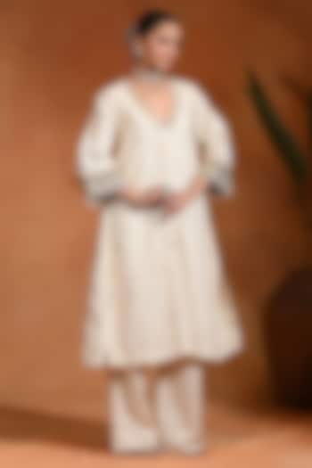 Ivory Jacquard Jute Kurta Set by Rishi & Vibhuti at Pernia's Pop Up Shop