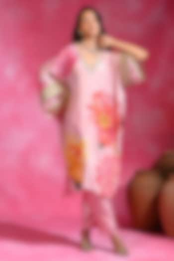 Sugar Pink Crepe Hand Embroidered Kurta Set by Rishi & Vibhuti at Pernia's Pop Up Shop