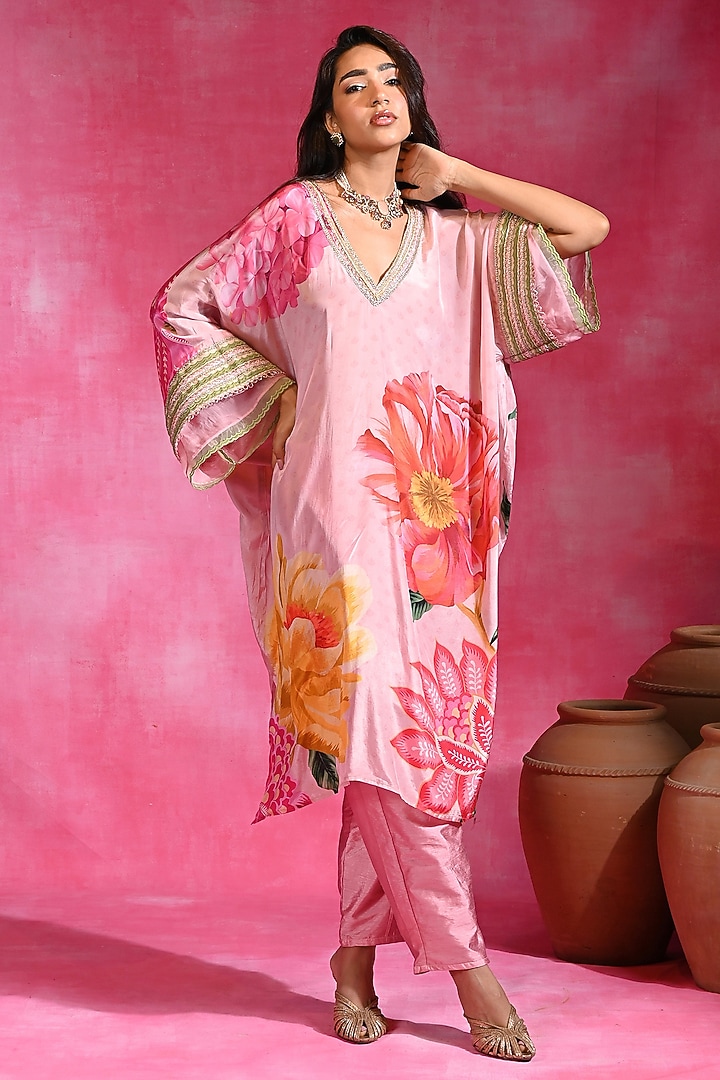Sugar Pink Crepe Hand Embroidered Kurta Set by Rishi & Vibhuti at Pernia's Pop Up Shop