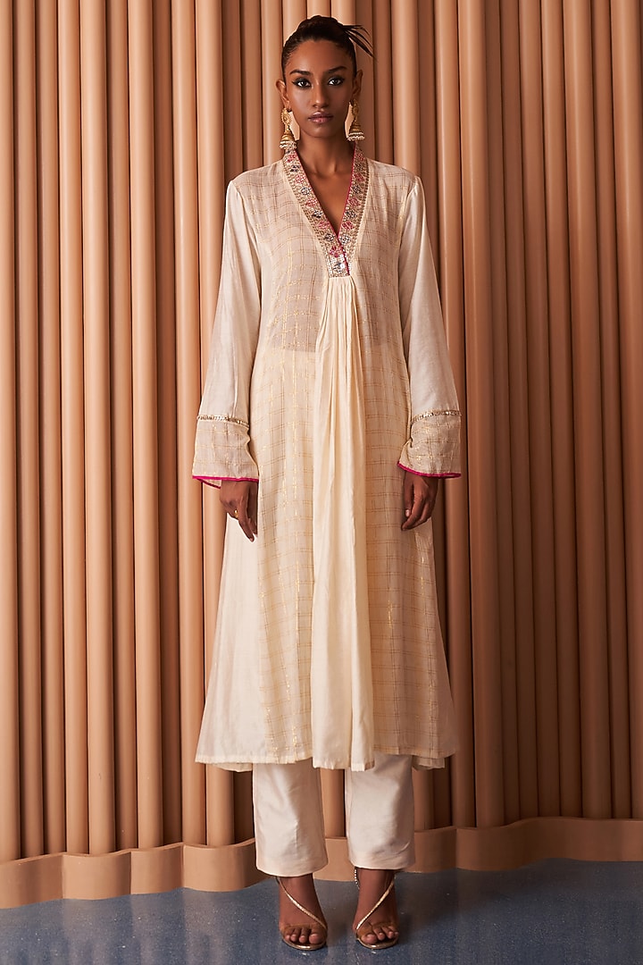 Ivory Crepe & Linen Thread Embroidered Kurta Set by Rishi & Vibhuti at Pernia's Pop Up Shop