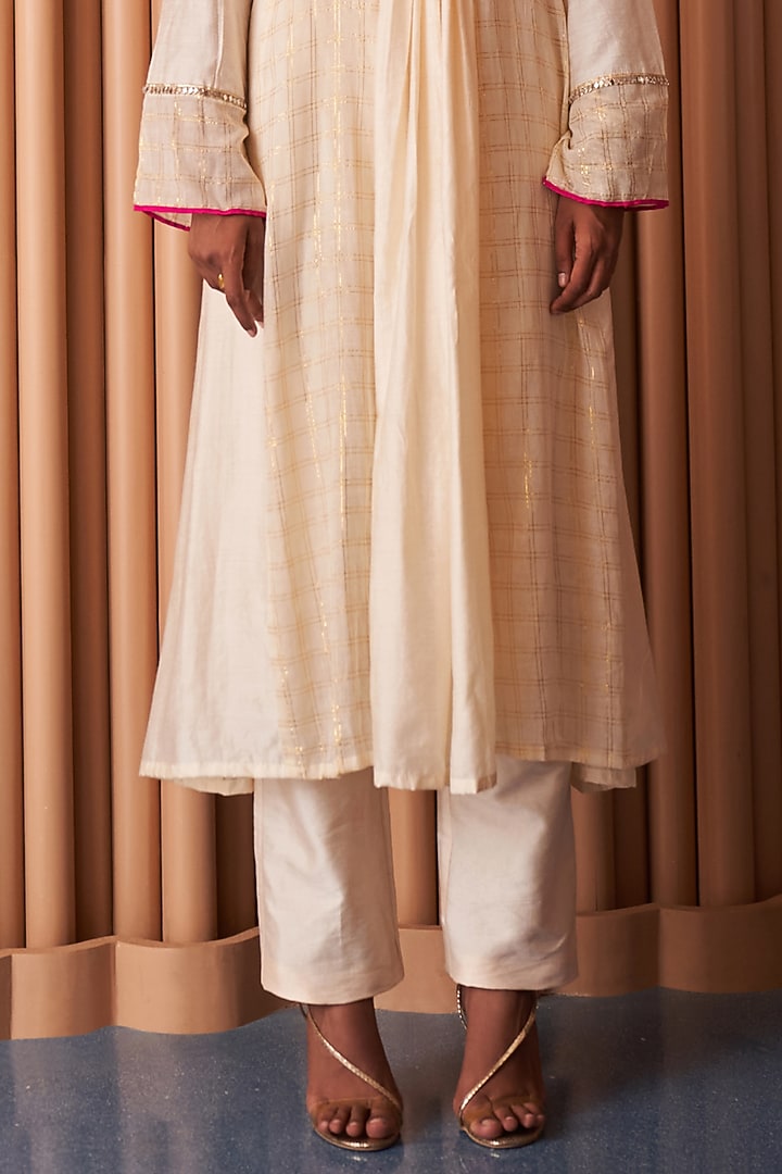 Ivory Crepe & Linen Thread Embroidered Kurta Set by Rishi & Vibhuti at Pernia's Pop Up Shop
