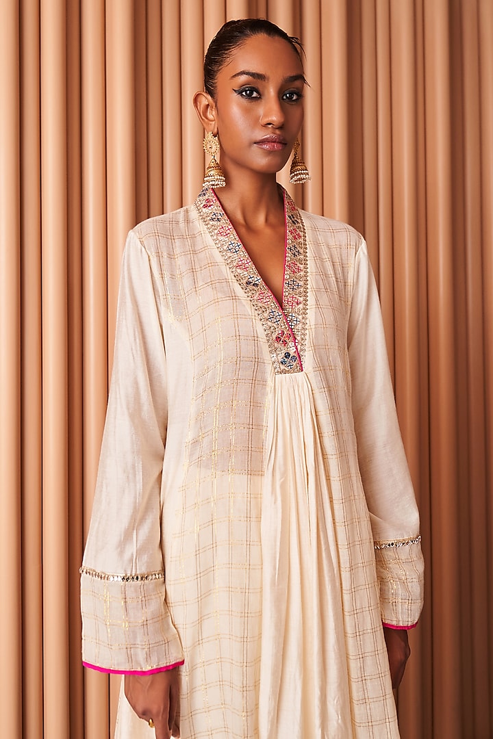 Ivory Crepe & Linen Thread Embroidered Kurta Set by Rishi & Vibhuti at Pernia's Pop Up Shop