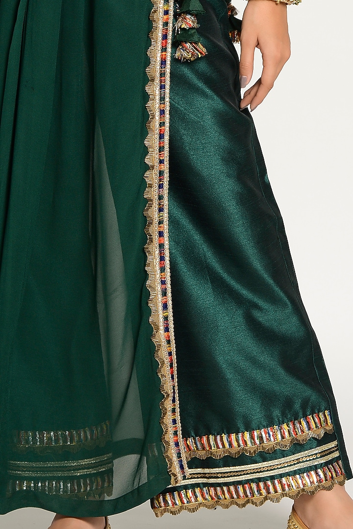 Emerald Green Embellished Kurta Set by Rishi & Vibhuti at Pernia's Pop Up Shop