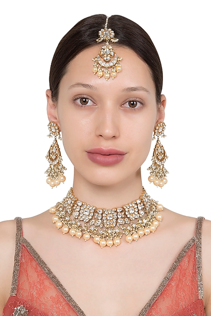 Gold plated kundan stones and pearl choker necklace with earrings and maangtika available only at Pernia's Pop Up Shop.