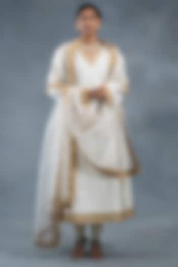 Ivory Chanderi Gota Stripe Embellished Kurta Set by RICHA AHLUWALIA at Pernia's Pop Up Shop