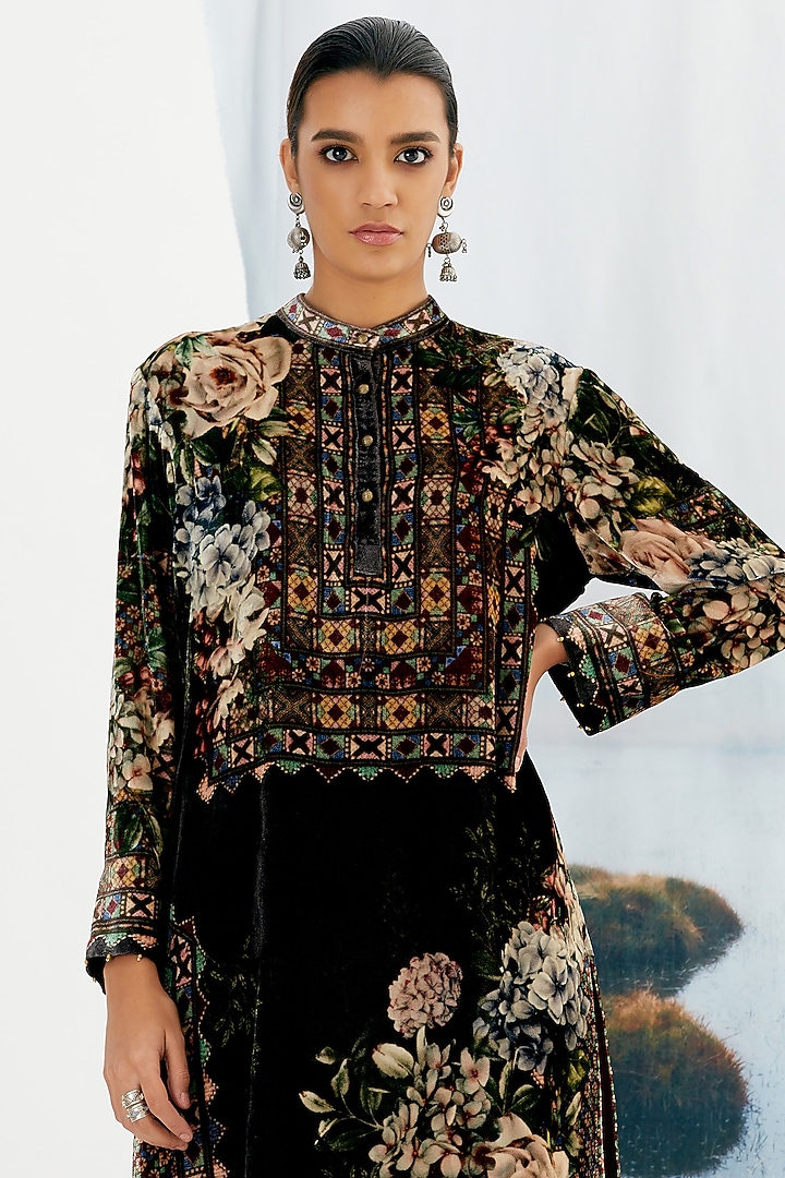 Black Embroidered Tunic by Rajdeep Ranawat at Pernia's Pop Up Shop