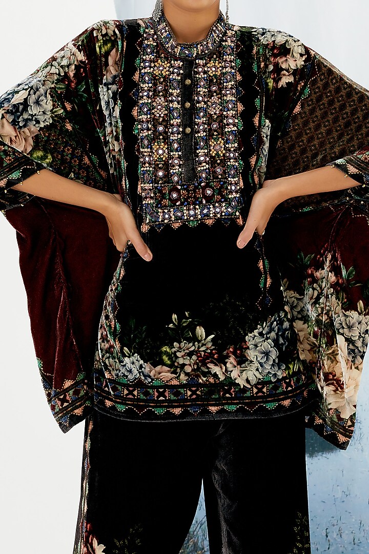 Black Embroidered Tunic by Rajdeep Ranawat at Pernia's Pop Up Shop