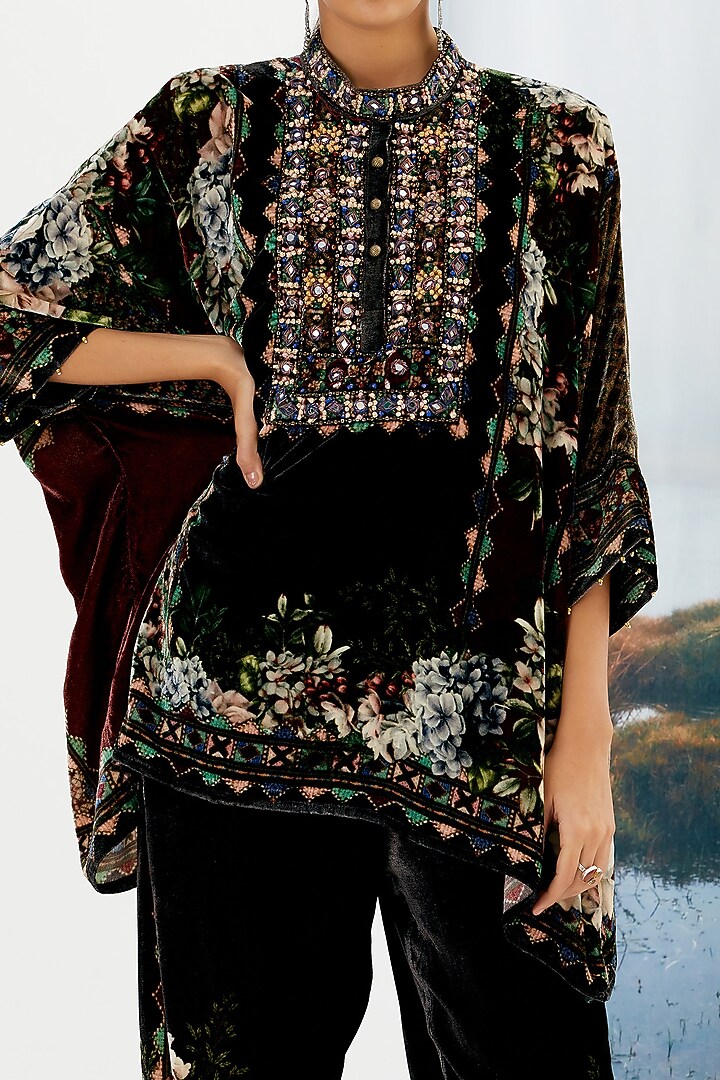 Black Embroidered Tunic by Rajdeep Ranawat at Pernia's Pop Up Shop