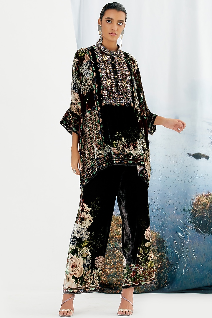 Black Embroidered Tunic by Rajdeep Ranawat at Pernia's Pop Up Shop
