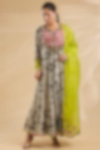 Black & White Crepe Kurta Set by Raji Ramniq at Pernia's Pop Up Shop