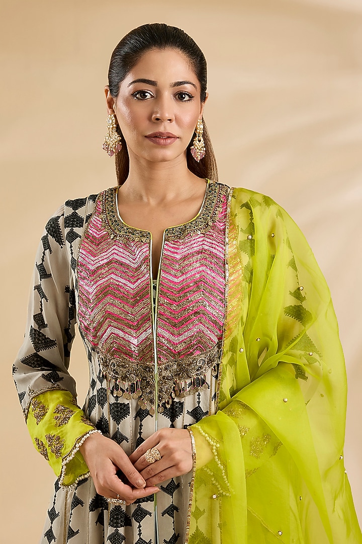 Black & White Crepe Kurta Set by Raji Ramniq at Pernia's Pop Up Shop