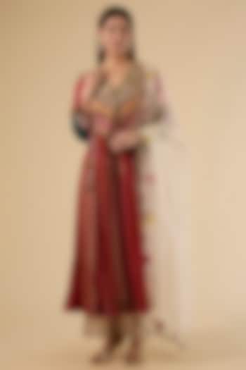 Red Crepe Hand Embroidered Kurta Set by Raji Ramniq at Pernia's Pop Up Shop