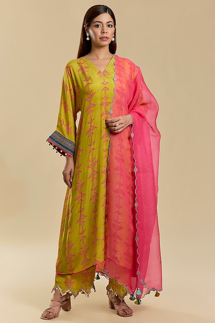 Yellow Crepe Printed Kurta Set by Raji Ramniq at Pernia's Pop Up Shop