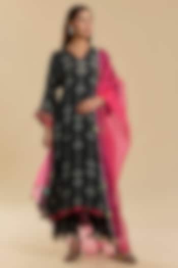 Black Crepe Printed Kurta Set by Raji Ramniq at Pernia's Pop Up Shop