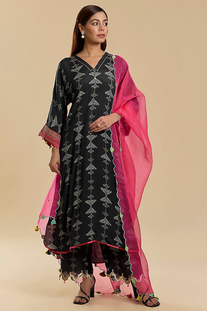 Black Crepe Printed Kurta Set by Raji Ramniq at Pernia's Pop Up Shop