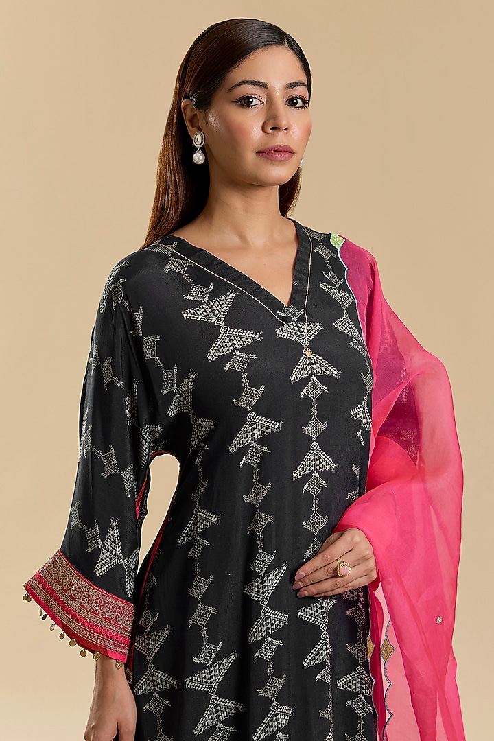 Black Crepe Printed Kurta Set by Raji Ramniq at Pernia's Pop Up Shop