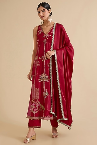 Red Silk Hand Embroidered Kurta Set by Raji ramniq