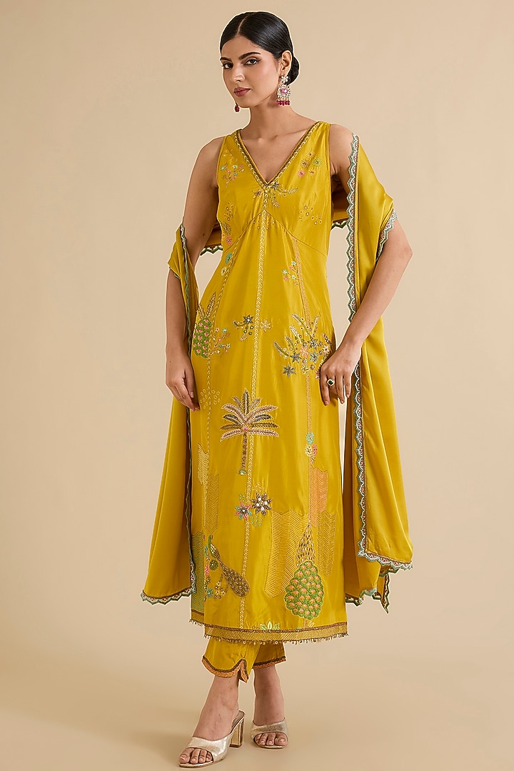Yellow Silk Hand Embroidered Kurta Set by Raji ramniq at Pernia's Pop Up Shop