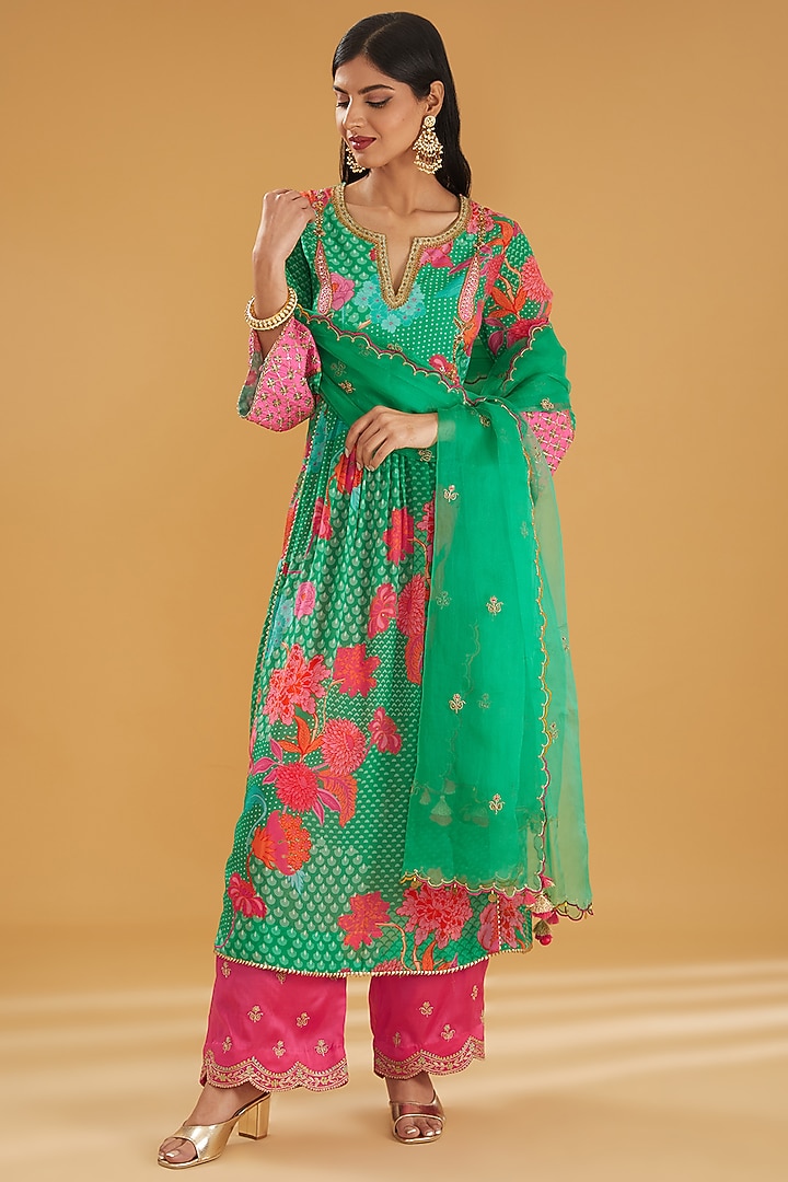 Green Crepe Printed & Embroidered Kurta Set by Raji ramniq at Pernia's Pop Up Shop