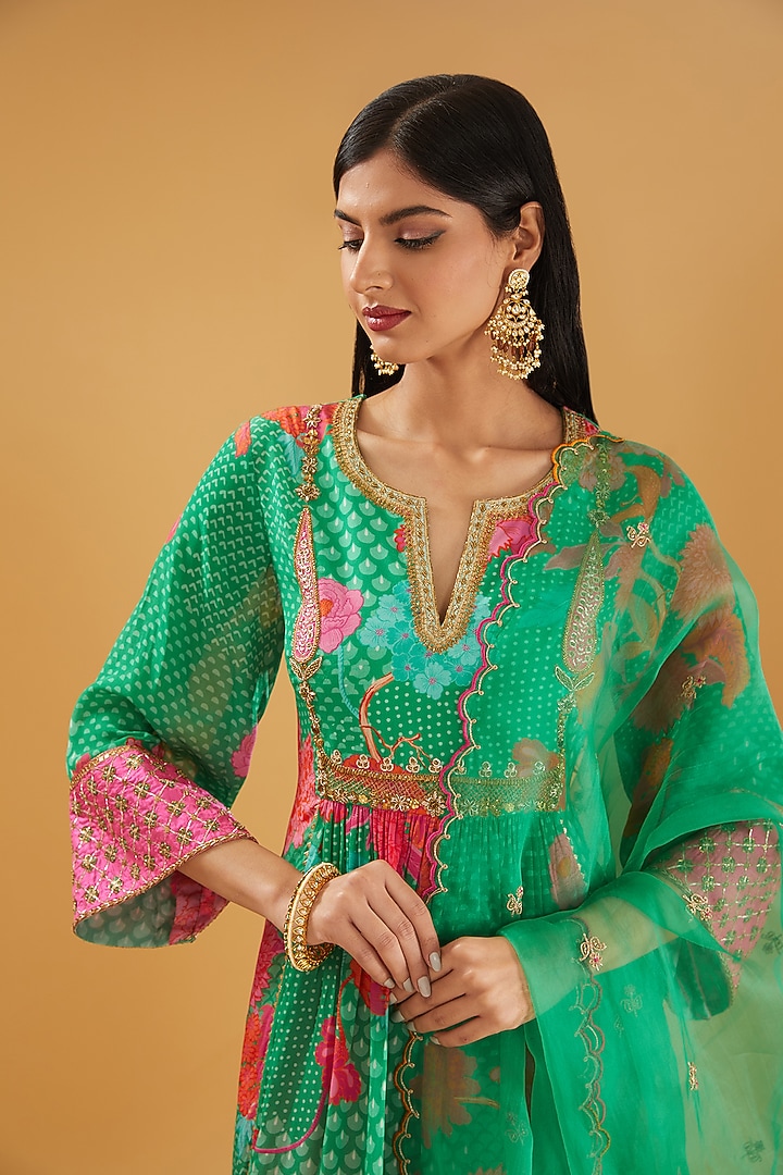 Green Crepe Printed & Embroidered Kurta Set by Raji ramniq at Pernia's Pop Up Shop