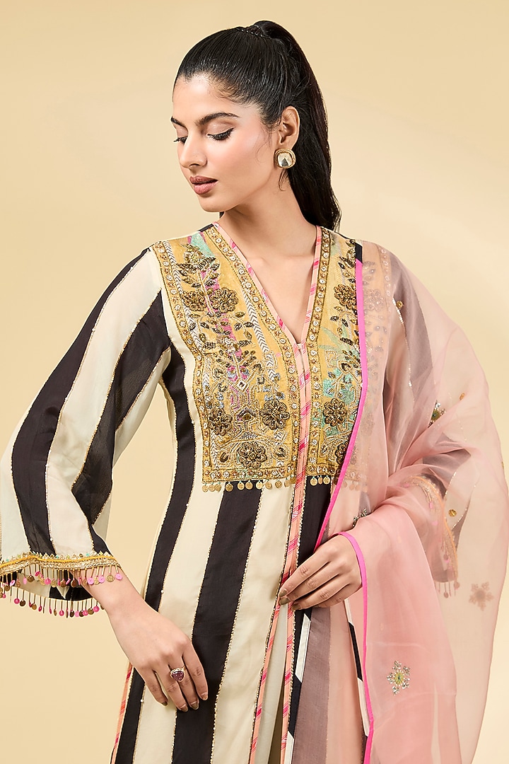 Black & White Crepe Striped Printed Kurta Set by Raji ramniq at Pernia's Pop Up Shop