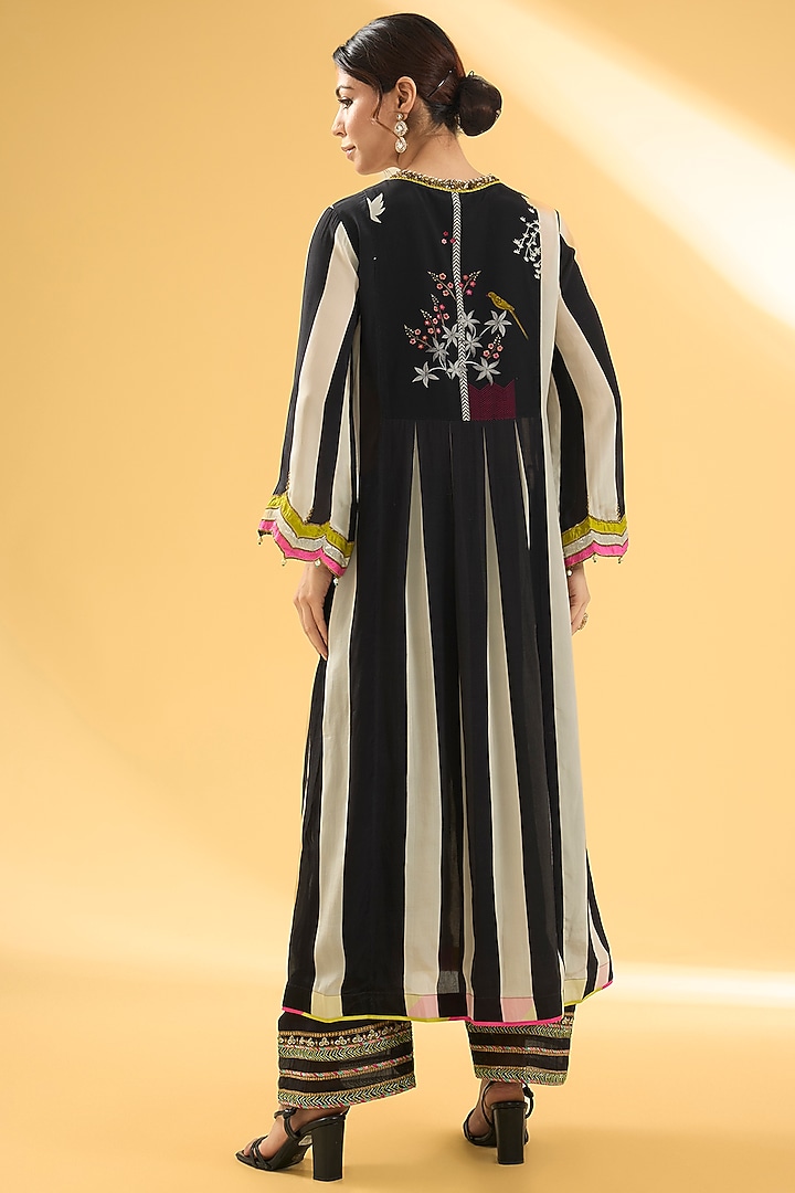 Black & White Crepe Hand Embroidered A-Line Kurta Set by Raji ramniq at Pernia's Pop Up Shop