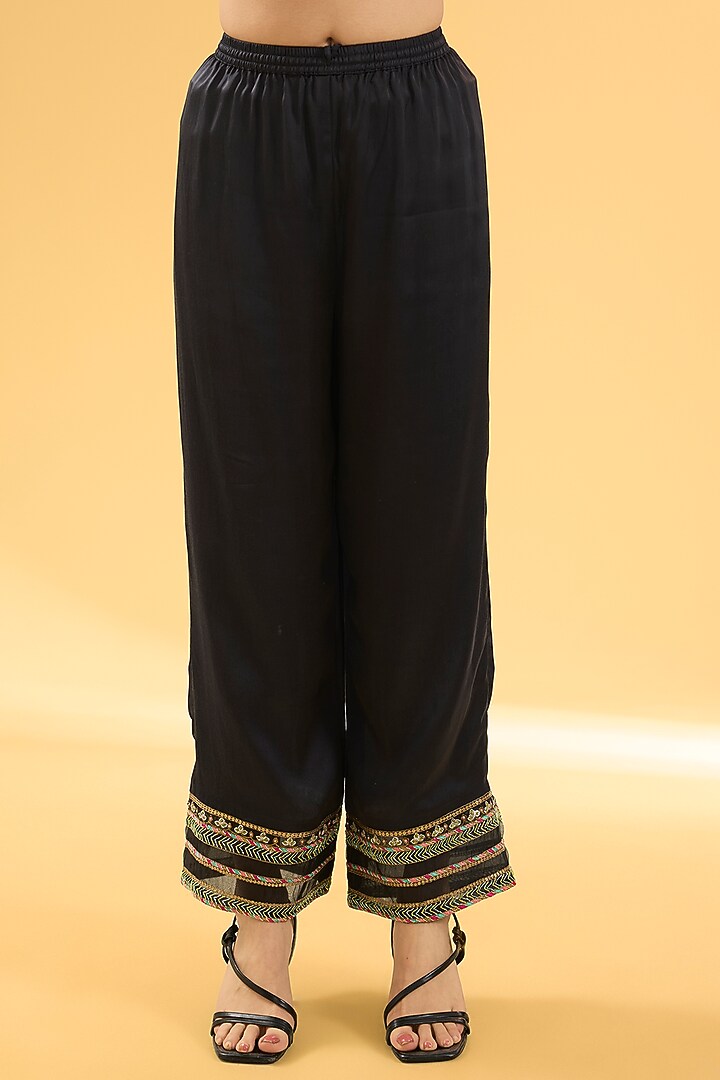 Black & White Crepe Hand Embroidered A-Line Kurta Set by Raji ramniq at Pernia's Pop Up Shop