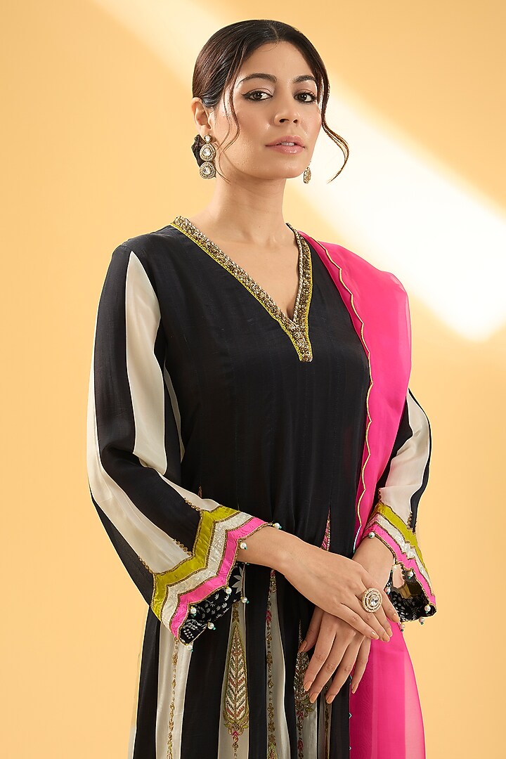 Black & White Crepe Hand Embroidered A-Line Kurta Set by Raji ramniq at Pernia's Pop Up Shop