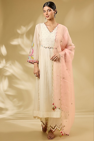 Ivory Chanderi Hand & Machine Embroidered Kurta Set by Raji ramniq