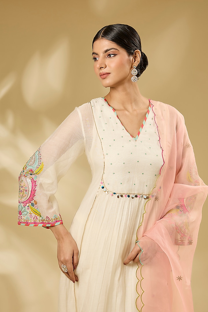 Ivory Chanderi Hand & Machine Embroidered Kurta Set by Raji ramniq at Pernia's Pop Up Shop