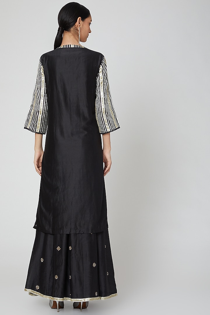 Black Embroidered Kurta Set by Rajat tangri at Pernia's Pop Up Shop