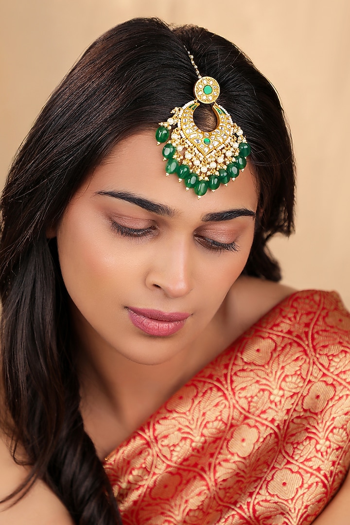 Matte Gold Emerald Beaded Pan-Shaped Maangtikka by Riana Jewellery at Pernia's Pop Up Shop