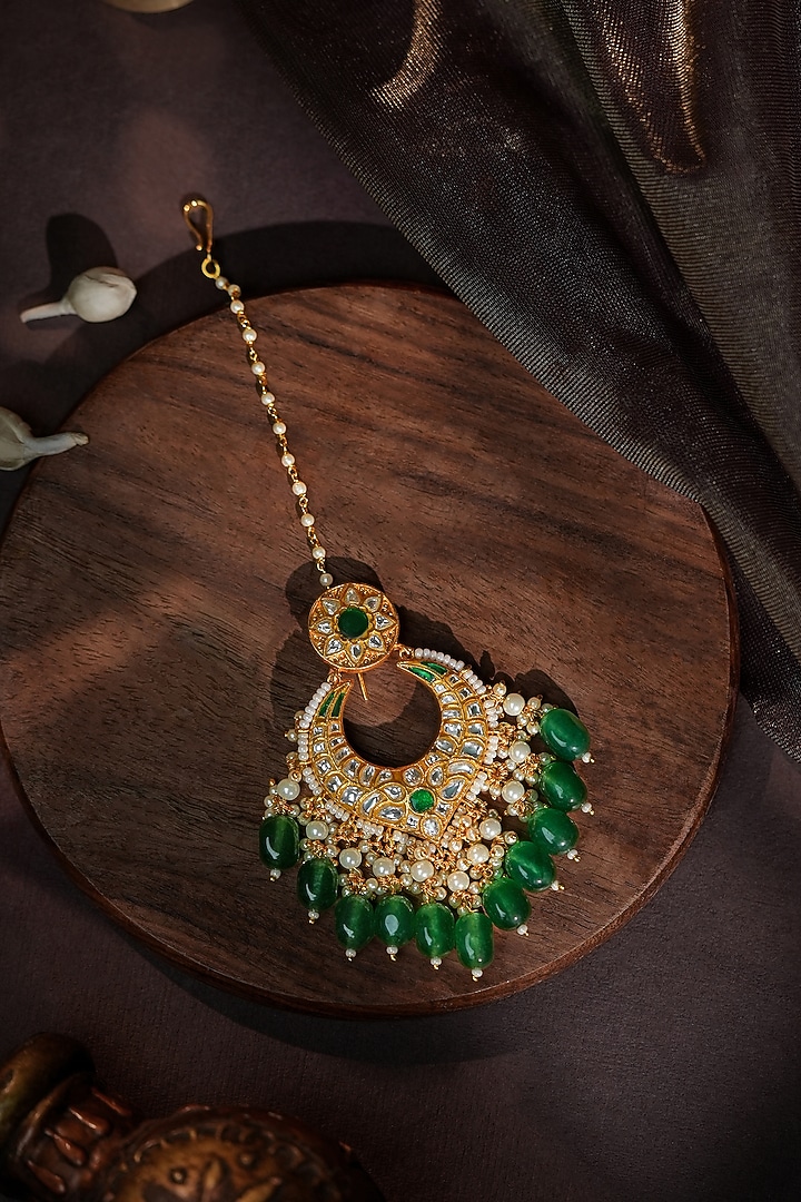 Matte Gold Emerald Beaded Pan-Shaped Maangtikka by Riana Jewellery at Pernia's Pop Up Shop