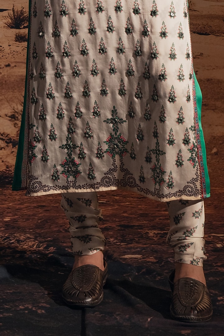 White Dupion Silk Printed & Embroidered Bundi Jacket Set by Rajdeep Ranawat Men at Pernia's Pop Up Shop