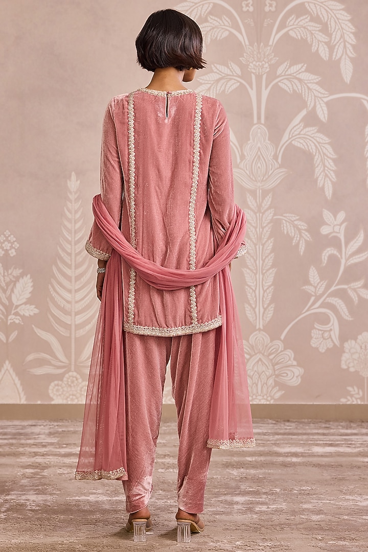 Onion Pink Velvet Placement Embroidered Kurta Set by Ridhi Mehra at Pernia's Pop Up Shop