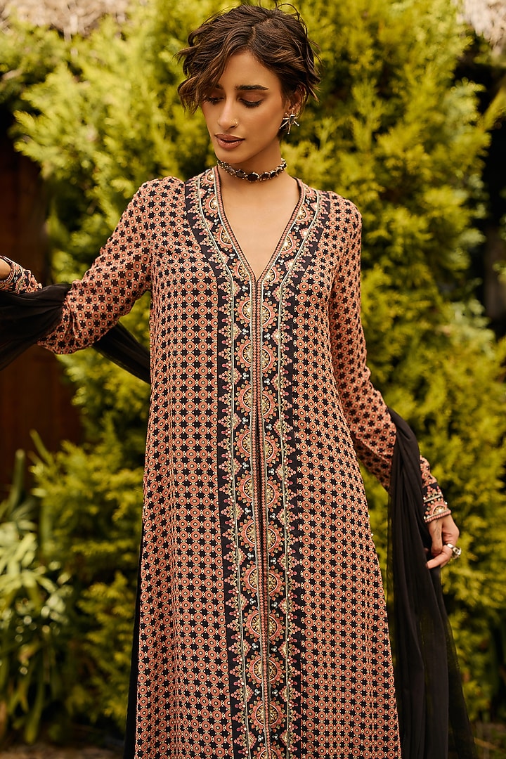 Black Georgette Printed & Embroidered Kurta Set by Ridhi Mehra at Pernia's Pop Up Shop
