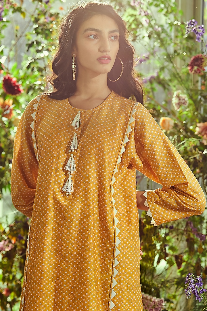 Butter Yellow Folk Printed Kurta by Ridhi Mehra at Pernia's Pop Up Shop