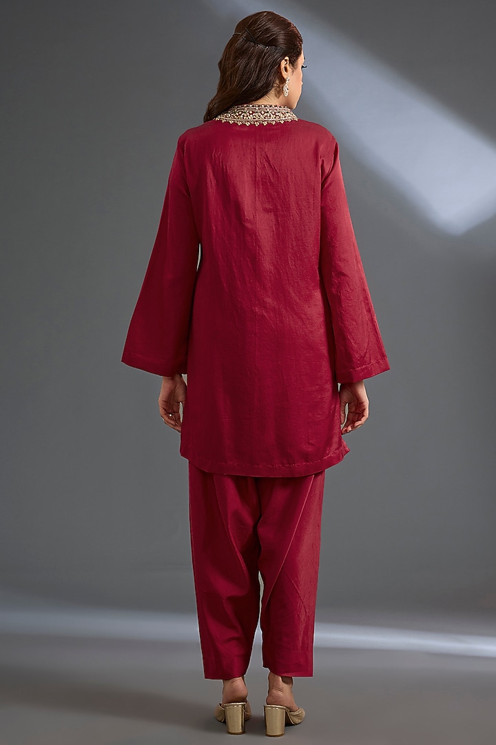 Red Cotton Satin Kurta Set by Ridhi Mehra at Pernia's Pop Up Shop
