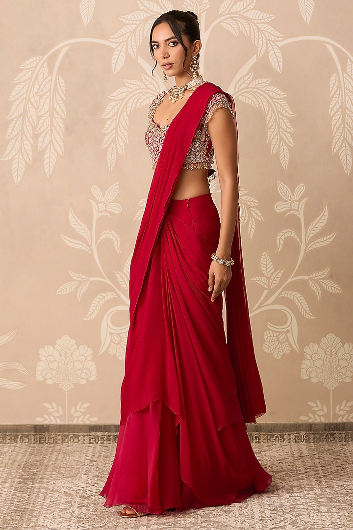 Red Chiffon Pre-Stitched Draped Reception Saree Set by Ridhi Mehra at Pernia's Pop Up Shop