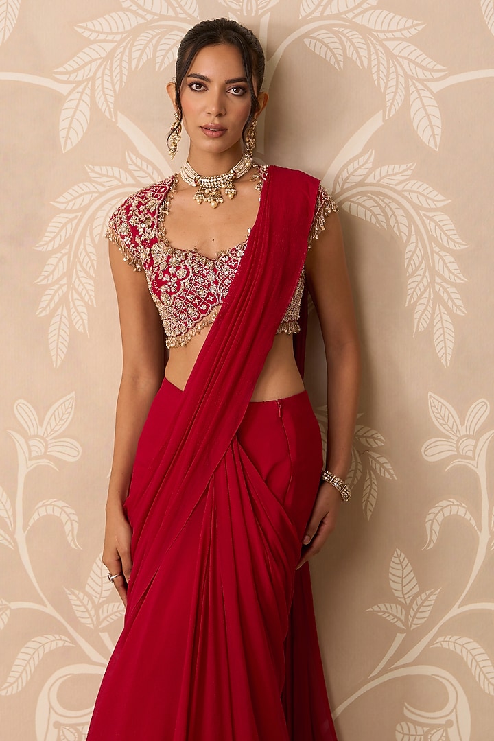 Red Chiffon Pre-Stitched Draped Reception Saree Set by Ridhi Mehra at Pernia's Pop Up Shop