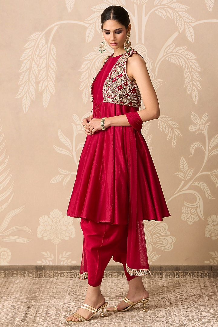 Red Chanderi Embroidered Kalidar Kurta Set by Ridhi Mehra at Pernia's Pop Up Shop