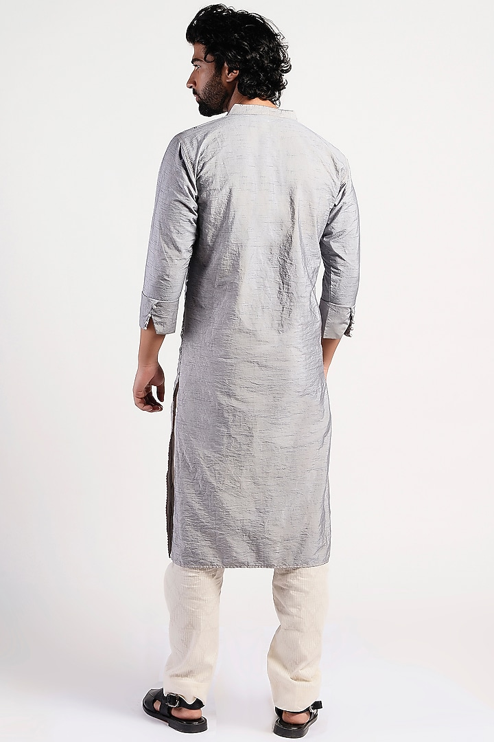 Pastel Grey Embroidered Kurta by Rishi & Vibhuti Men at Pernia's Pop Up Shop