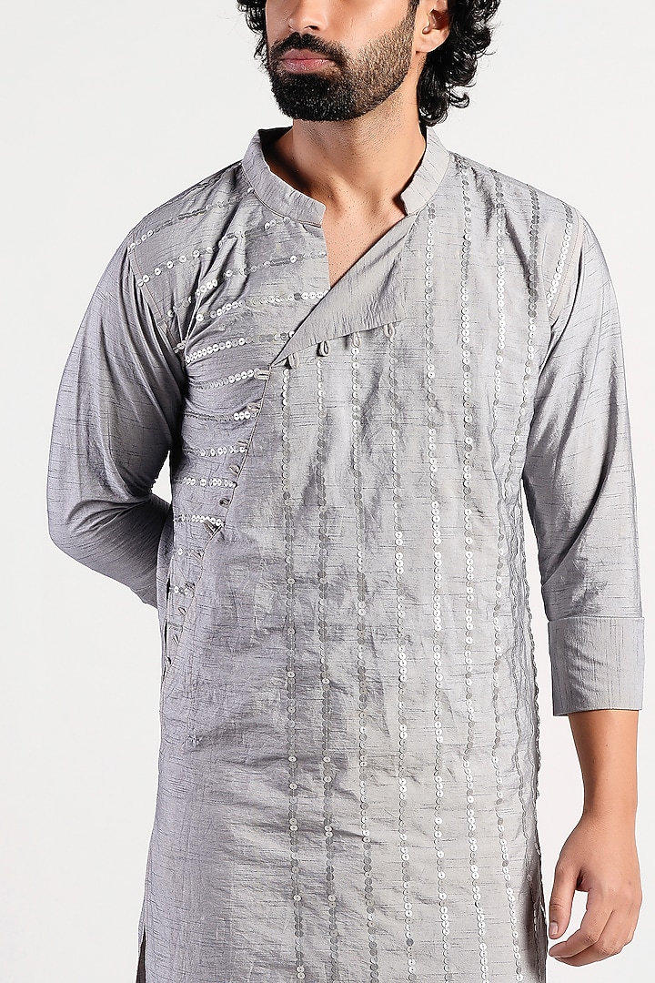 Pastel Grey Embroidered Kurta by Rishi & Vibhuti Men at Pernia's Pop Up Shop