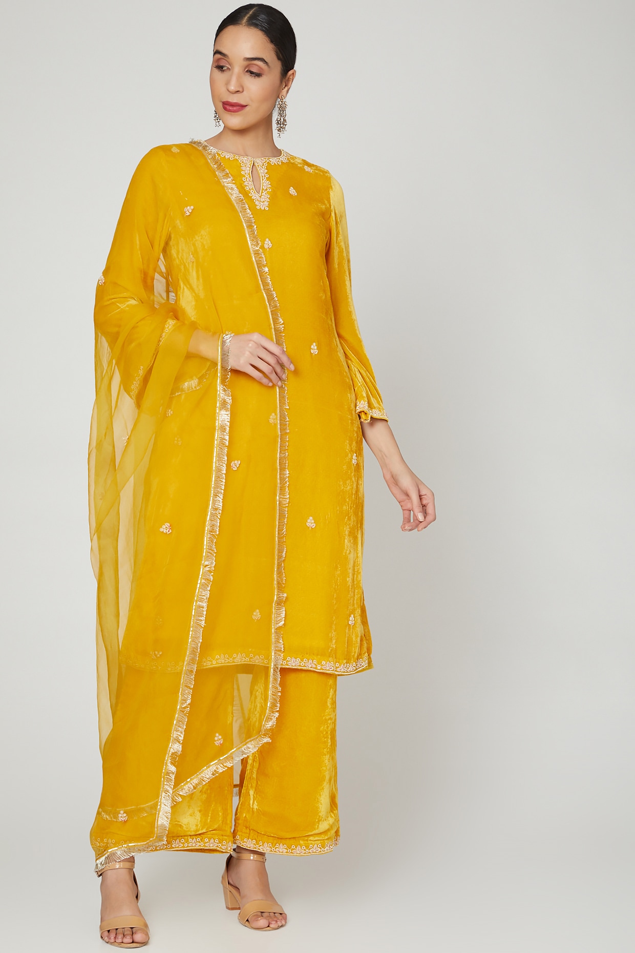 Yellow lace detailed kurta set - set of two by Nangalia Ruchira