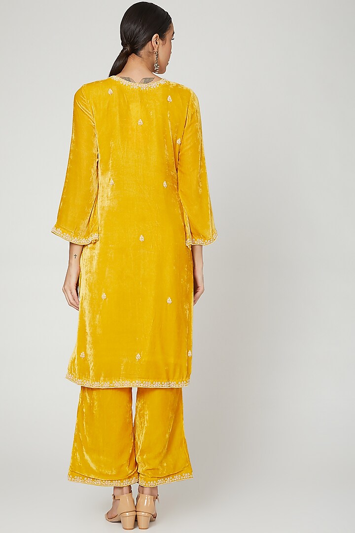 Yellow lace detailed kurta set - set of two by Nangalia Ruchira