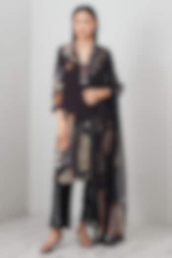 Black Poly Crinkle Printed & Embroidered Tunic With Dupatta by Ranna Gill at Pernia's Pop Up Shop