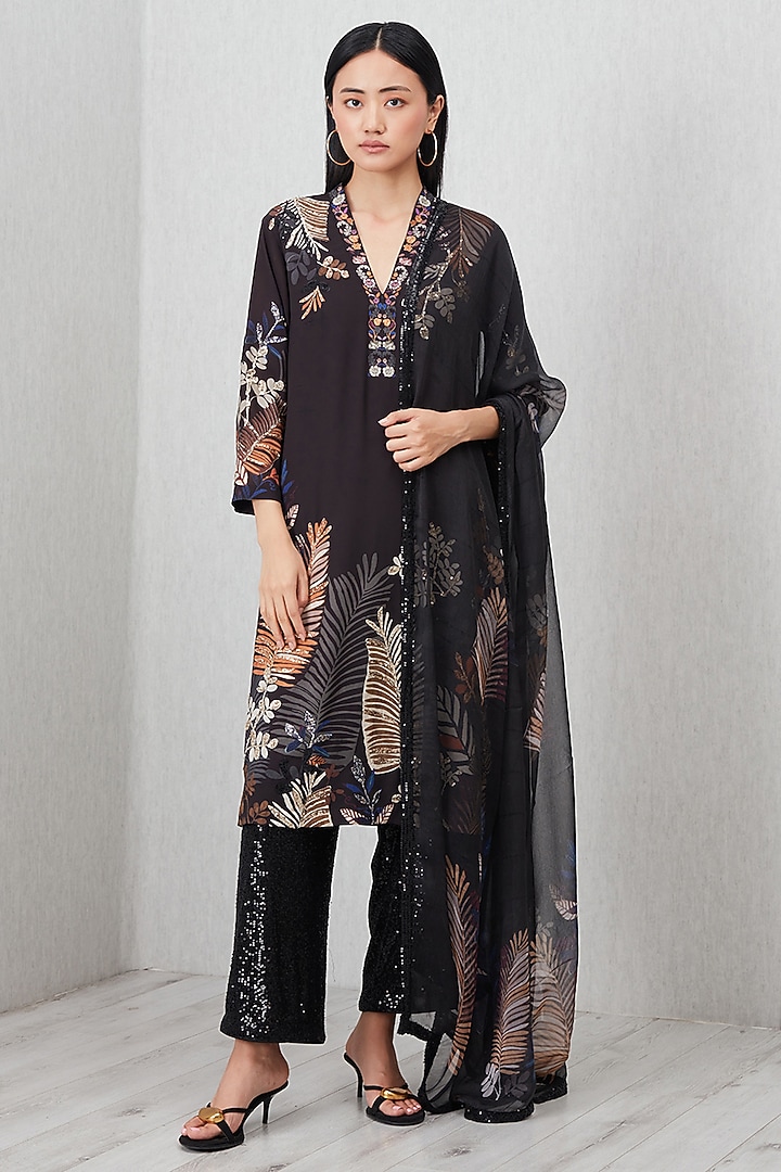 Black Poly Crinkle Printed & Embroidered Tunic With Dupatta by Ranna Gill at Pernia's Pop Up Shop