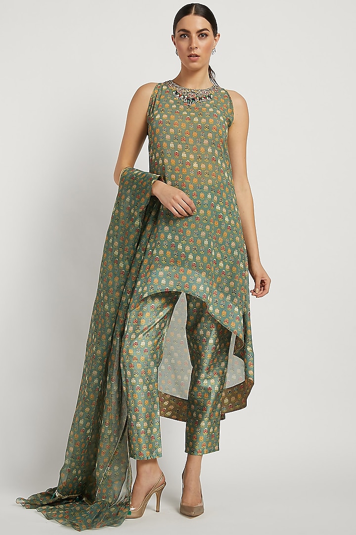Green Kurta Set With Butti Work by Rabani & Rakha at Pernia's Pop Up Shop